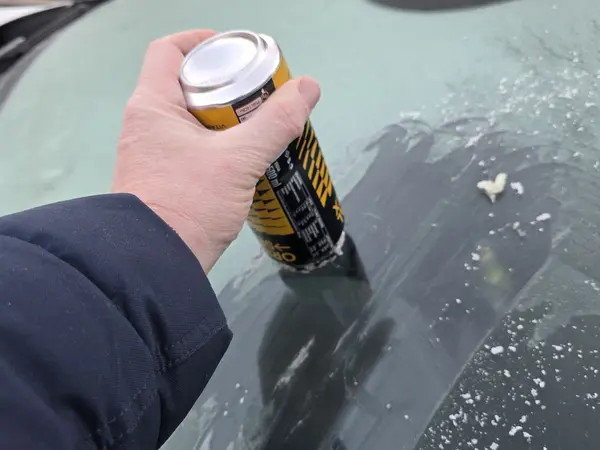 Zimná škrabka z plechovky prekonala mnohé drahé „vynálezy“